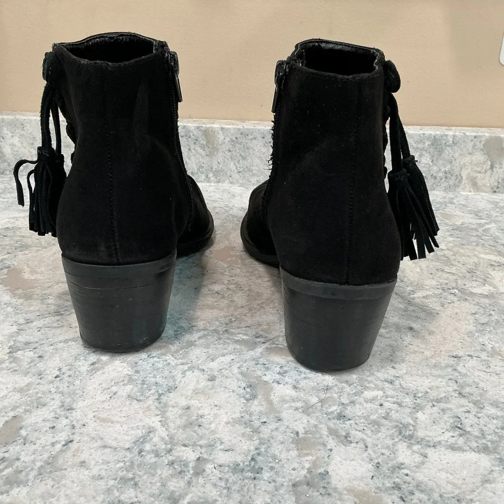 Betsey Johnson Ankle Boots Autumnn 9M Black Suede Tassel Block Heel Pointed Toe